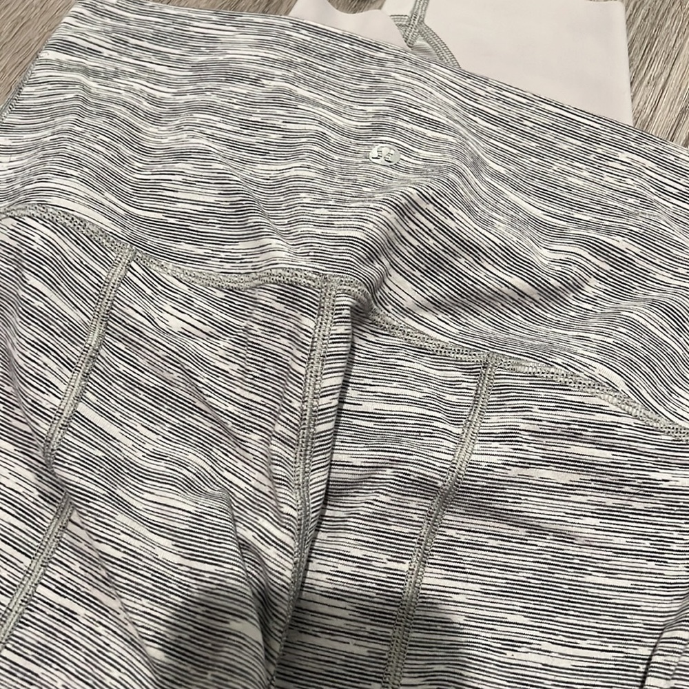 Lululemon WUnder Leggings. Size 8. Length 25” - Picture 3 of 3